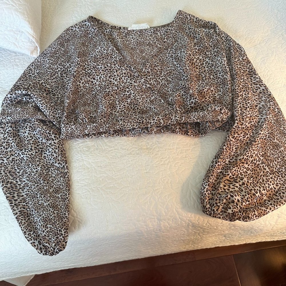 leopard print long-sleeved cropped blouse in size small